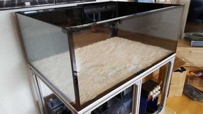 Bodenplatte geharzt mit Sand, hinten sichtbar der Ablaufschacht aussen.